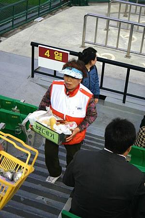 球場内を歩きながら売りに来てくれます！韓国らしいところでラーメンもありますよ！！