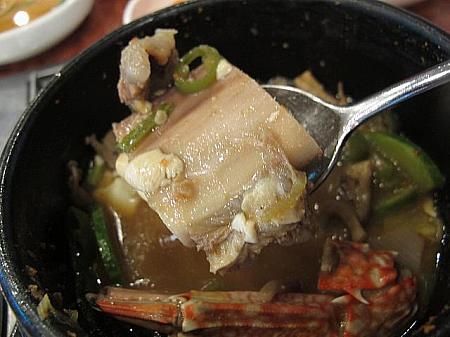 骨付き肉と蟹の入ったテンジャンチゲはヘルシーなお味！