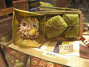 蓮の葉包みご飯やおこわ。韓国風幕の内弁当？！も。食堂ではこの価格じゃあ食べられませんっ！