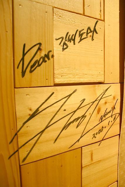 リュ・シウォンのサインが直接壁に書かれている！