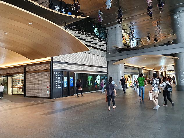 手前で右に行けば、龍山駅１番出口と、「I`PARK mall」の『FASHION PARK』と『THE CENTER』の３階入り口がそれぞれあります。