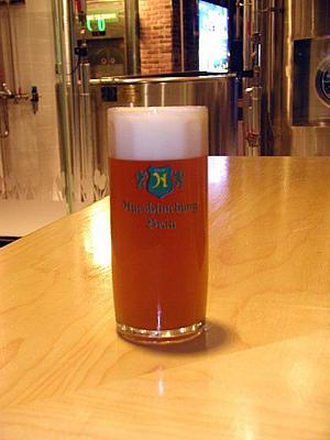 ヴァイツェン-　
ドイツで人気がある上面発酵のビール。ほのかに濁っているのはまさに酵母が生きている証拠。美容と健康にもいいと言われています。フルーティーな後味が口に広がるのが特徴。
