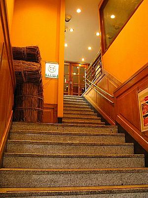 お店の入口は、階段を上って2階に。