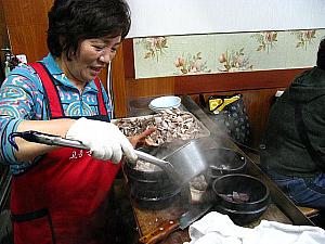お店の入口ドアの横にはモリコギ（豚の頭の部分のお肉）やスンデが積まれたコーナーがあり、外に置かれた大きなお鍋で何時間も煮込まれたスープが次々とトゥッペギに注がれていきます。