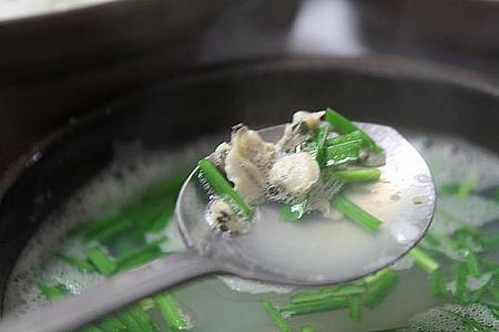 ビビンパッを混ぜる際にシジミスープを少し加えるのが美味しく食べる秘訣だとか！