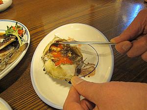 まず、甲羅の中のカニミソと卵をかき混ぜます。甲羅の両脇奥の方までミソが詰まっているので、箸でしっかりと。