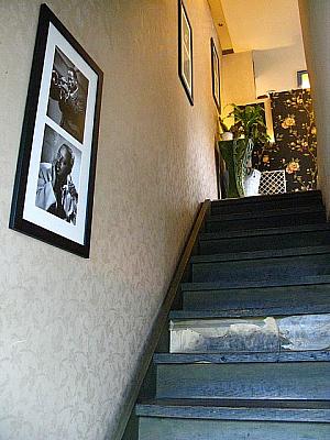 １階から２階へ上る階段はちょっと急なので注意！