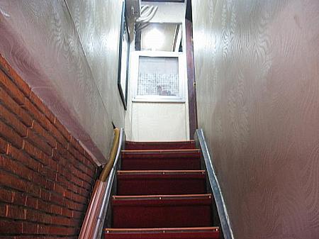 入り口も狭いですが、階段も急でとても狭いです。お店からお客さんが出てきたりもしますので、注意して上ってくださいね！