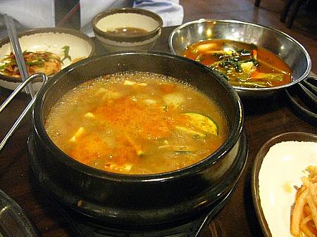 ケランチム（蒸し玉子）とテンジャンチゲ（韓国式味噌汁）。これらはお肉をたくさん注文するとサービスとして出されます。