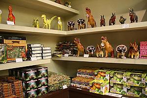 お土産コーナーにはたくさんの恐竜グッツが！