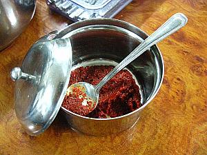 テーブルにあるこちらの赤い薬味は、タッカルグクスに入れるものとか。