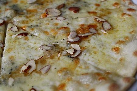 ピザも数種類を除外してほぼどれでもチョイス可能。こちらはゴルゴンゾーラピザ。もちろんハチミツもでてきました＾＾