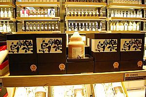 コニャックと梅のエキスが入ったアルコール度数４０度の「オメラッポック」。空港免税店でも販売されている伝統プレミアム酒。