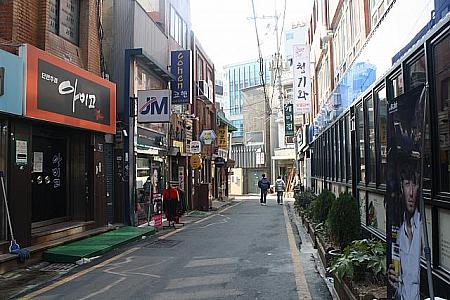 釜山観光ホテルから国際市場へ向かう細道沿いにあります。