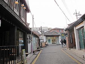 お店の前の道は、北村韓屋村へと続いています