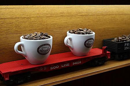 コーヒー豆を列車が運んでいる模型