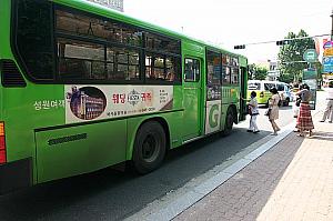 漢城大入口駅の6番出口の先から緑のバスに乗車。1111番か、2112番です。