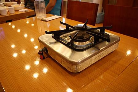テーブル席がメインでテーブルにはバーナーガスがあります。こちらでグツグツとお鍋を直接にていきますヨ！