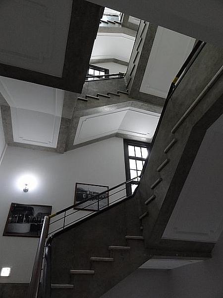 階段の途中には過去の市庁前を知ることができる写真が飾られています