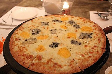 クァトロ・ピザ<br>４種のチーズ（クリームカマンベール、チェダー、ゴルゴンゾーラ、ピザチーズ）のピザ
