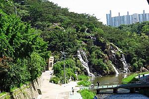 弘済川の橋の上からは、鞍山の人口の滝も見えます！