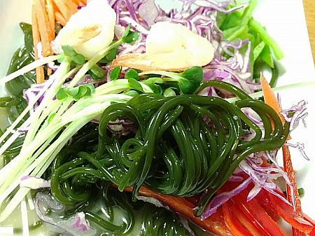 海藻で作った麺は、たっぷりの野菜と一緒に。