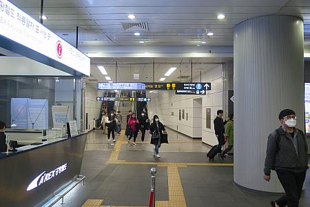 空港鉄道のソウル駅に到着した後、専用の連絡通路を通じて地下鉄１号線、４号線への乗り換えができます。