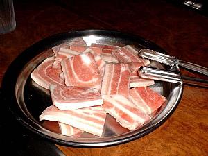 ハヌ（韓牛：韓国国産牛）でもレベルの低いもの、あるいは輸入肉。激安の場合は冷凍肉も多い。