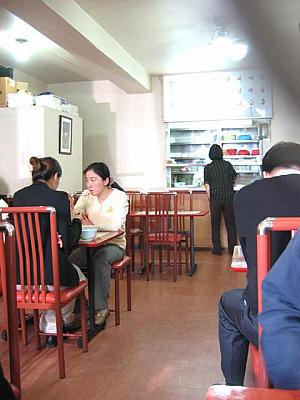 お昼には現地韓国人も多く来店。おじいさんやサラリーマン・若い女性なども。