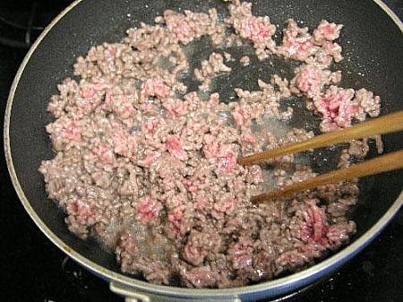 1. 牛挽肉１５０gはフライパンで炒める。