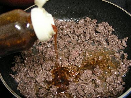 2. 色が変わったらお好みの焼肉のタレで炒め、箸で混ぜながらそぼろにする。