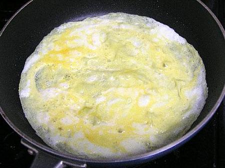卵は割りほぐしてフライパンで薄く焼き錦糸玉子を作る。