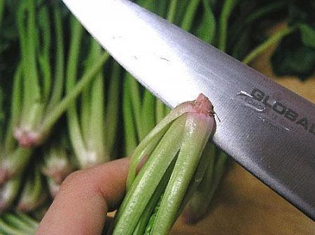1. ほうれん草１束は茎に切り込みを入れる。こうすると根元も食べれるよ。
