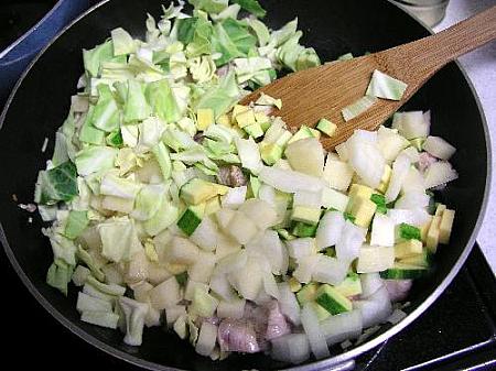 ４．野菜を入れてしんなりするまで炒める。