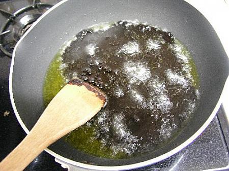 3. 味噌を５分ほどかき混ぜながら揚げる。（これがおいしく作るポイント。香ばしさも出てきます。）