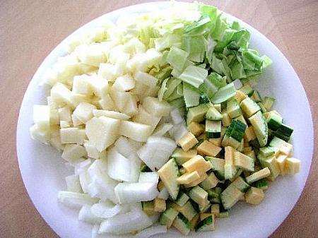 １．野菜を全て大きめのみじん切りに。豚肉も角切りに。