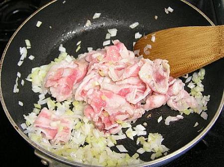 5. 香りが出てきたら豚肉を入れ軽く炒める。