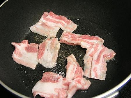3. フライパンにごま油大１を熱して、豚バラ肉を軽く炒める。