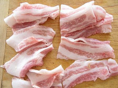 2. 豚肉は食べやすい大きさにカットしておく。