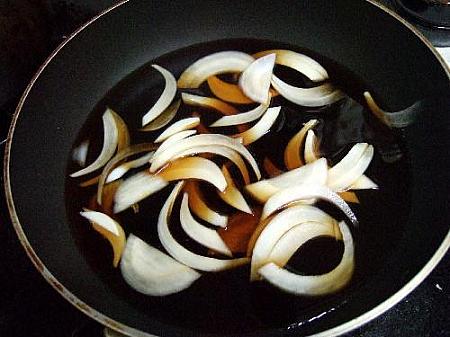 1. フライパンにタレとたまねぎを入れて、沸騰するまで煮る。