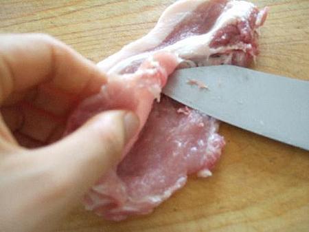 1. お肉を横にして袋を作るように中央をカット。