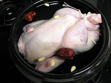 8. 鍋にねぎ・残り半分の薬味を入れて?を入れ、鶏が隠れるくらいの水を入れて火をつける。