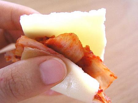 5. スライスチーズは半分に切ってキムチを巻く。