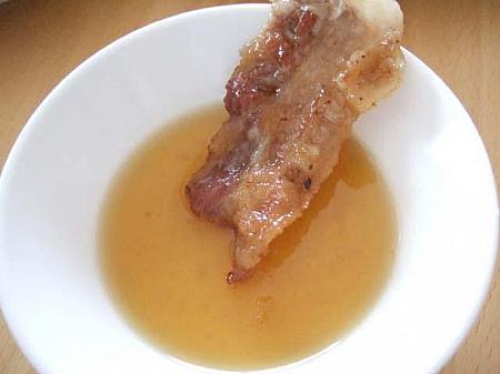 2. 豚肉に塩ごま油のタレをつける。