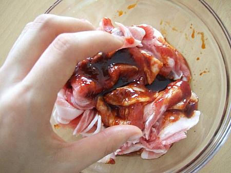 2. 豚バラ肉は一口大に切ってAでもみこんでおく。