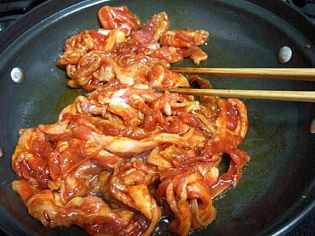 7. 鍋にサラダ油大１をひいて豚肉を炒め、色が変わったらキムチを入れ弱火で軽く炒める。