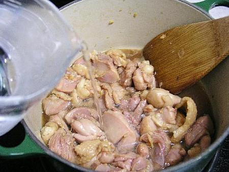 4. 鶏肉の色が変わるまで炒めたら、水、大根、ねぎをいれる。