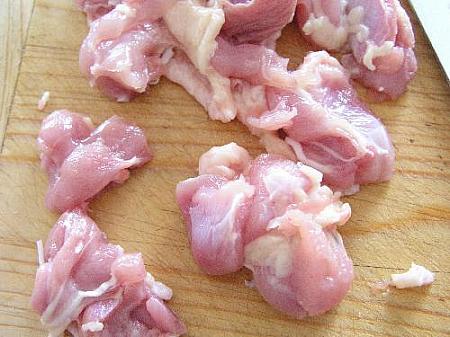 2. 鶏肉は、食べやすい１口サイズに切る。