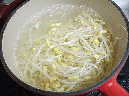 1. 沸騰したお湯に豆もやしを入れる。