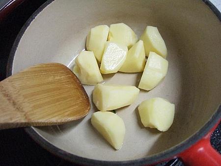 4. 鍋にサラダ油を入れてジャガイモを炒める。